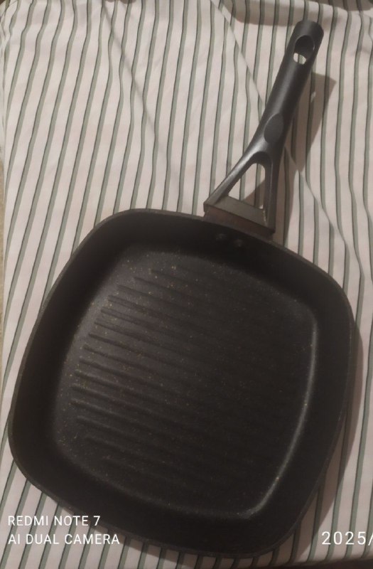 кастрюли, сковороды, чашки, тарелки, графины, бутылки, кухонные принадлежности 3