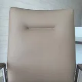 Бежевое компьютерное кресло 2