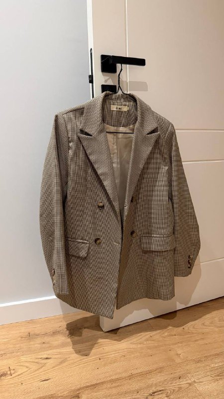 Куртка косуха, брюки черные, пиджак в клетку, зеленая кофта, брюки со стразами 6