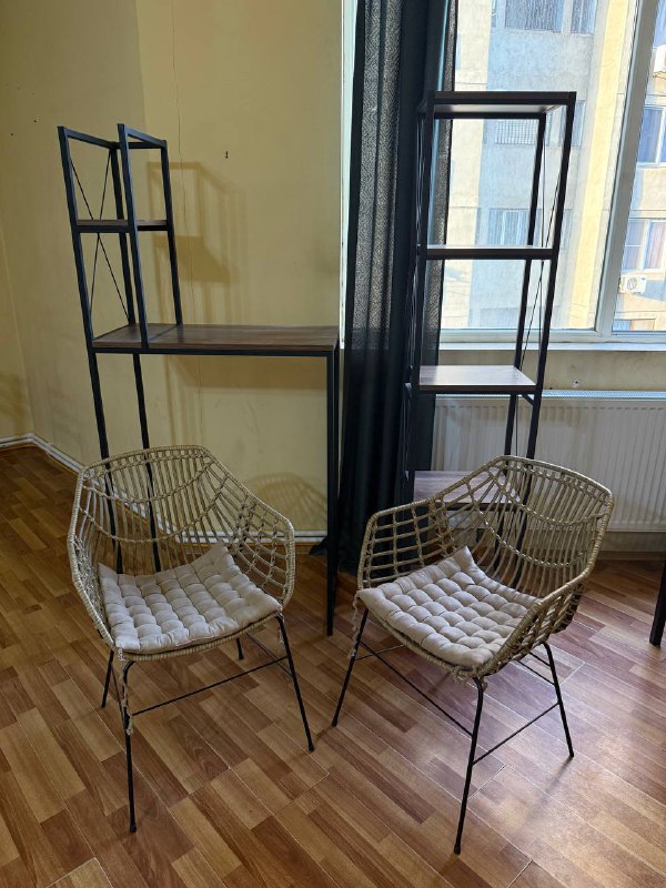 Стулья, ресепшен, стеллаж