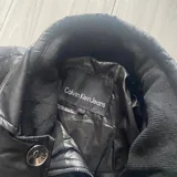 Calvin Klein Jeans-ის სტეგანული ქურთუკი 1