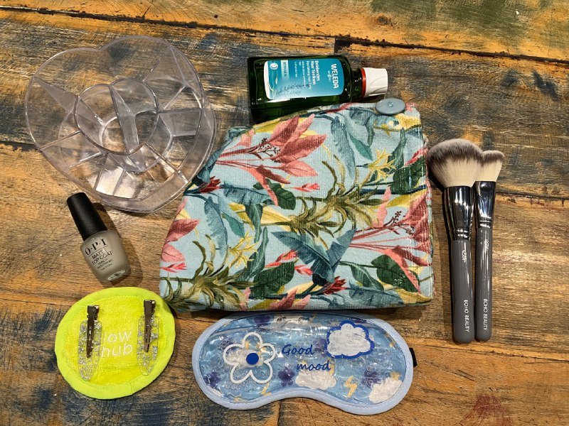 Полотенце для волос, кисти для макияжа, многоразовый спонж, заколки, тонер Weleda, матовый топ OPI, гелевая маска для глаз