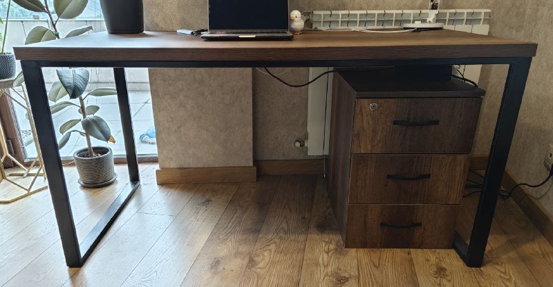 Кастомный рабочий стол 140×70 с тумбой на три ящика 3