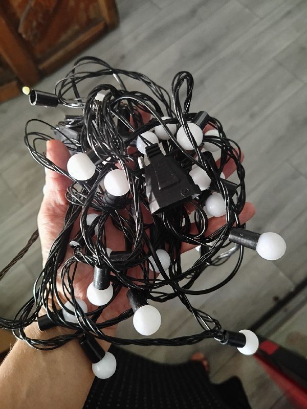 Форма для яиц пашот, пластиковый тазик, гирлянда, бутылка для масла, шапочки одноразовые, часы настенные, пицца-нож, полотенца, коробка для чайных пакетиков, таблетки эспрессо 3