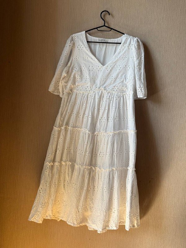 Красное платье, белое платье, безрукавка, белая сумка, брюки, куртка, кроссовки, босоножки 2