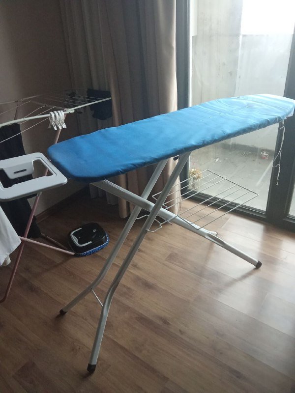 Стол, стул, вешалка, гладильная доска, коврик для йоги, массажёр, фен, набор контейнеров, отпариватель, блендер Braun