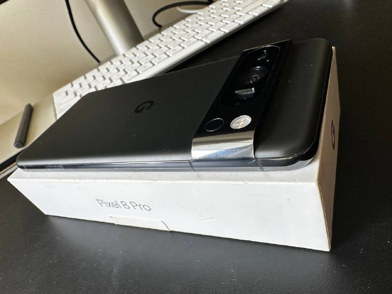 Google Pixel 8 Pro смартфон с аксессуарами 7
