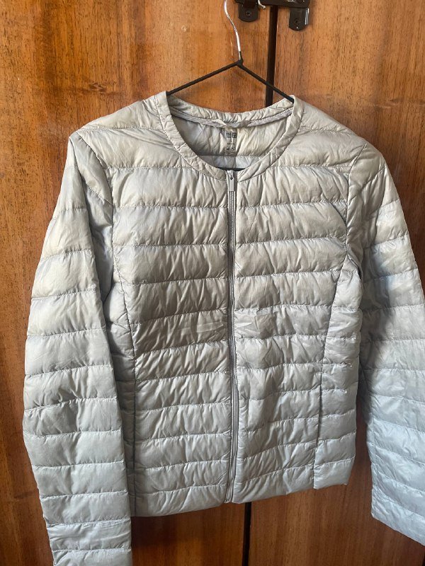 Серая куртка sweatybetty, черный пуховик Celio, серая поддевка Uniqlo, свитер H&M, бежевая жилетка 7