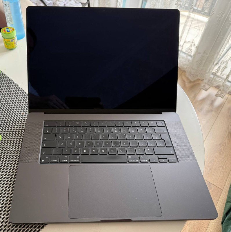 Macbook M3 Pro 16 Space Black, Apple Watch Ultra 2 Black Titanium 1