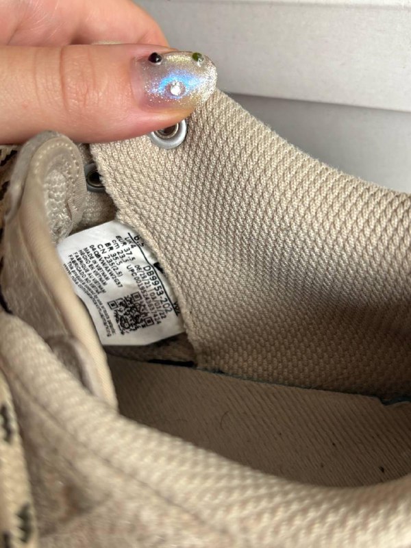 Наколенники, скатерть, бокалы, кроссовки Nike, выпрямитель волос Scarlett 5