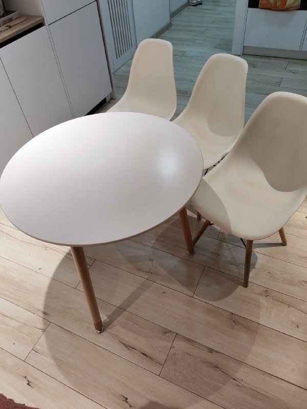 Стол круглый белый, 3 белых стула