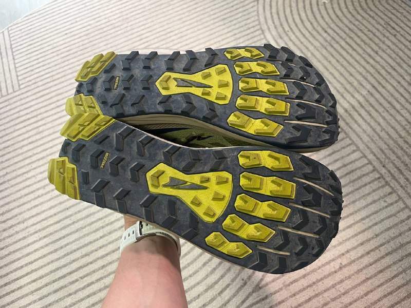 Кроссовки мужские ECCO, женские Asics, трейловые Altra Lone Peak 6