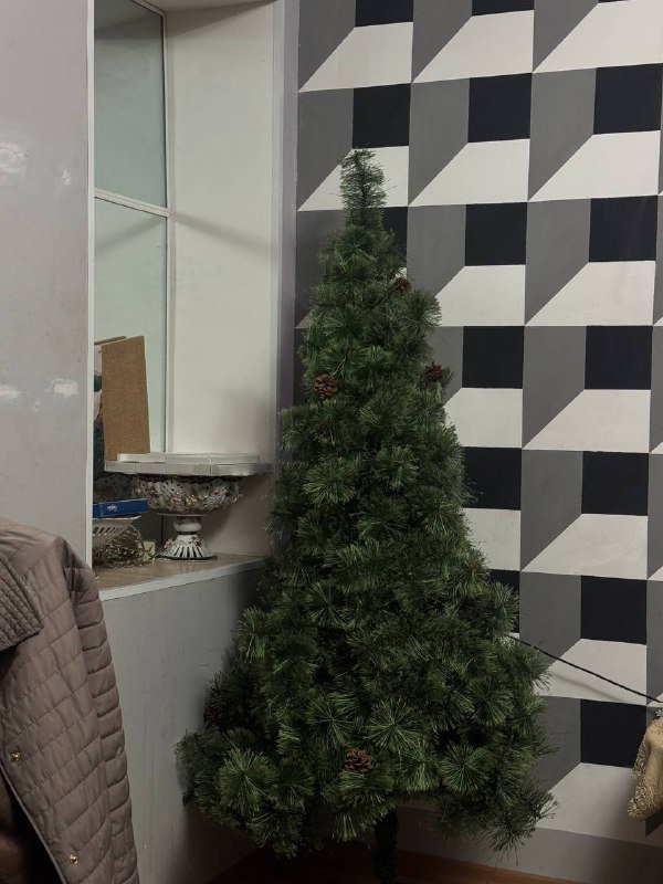 Елка искусственная 180 см с игрушками