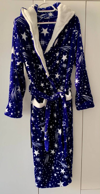 Кроссовки Oysho, сумка Tommy Hilfiger, рубашка USPA, платья USPA, Levi’s, Zara, костюм Zara, халат, дождевик, сумка-шоппер, куртка для собаки, небулайзер 9
