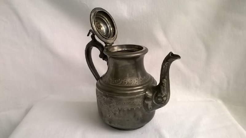 Старинный заварочный чайник с дельфином на крышке 3