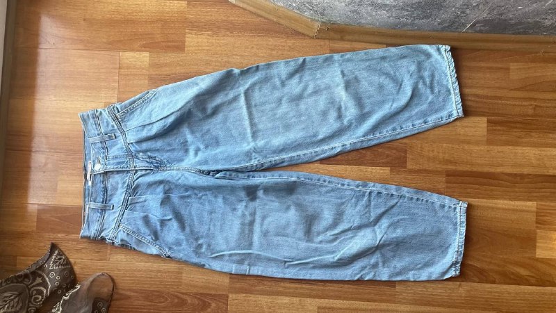 Джинсы Levi’s голубые, Шорты Levi’s черные, Босоножки черные, Фен 2