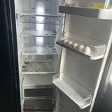Белый новый холодильник, черный б/у холодильник 6
