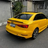 Жёлтый Audi 4