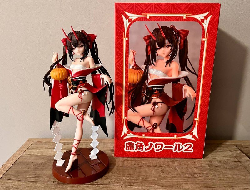 Аниме фигурка Matsuno Noir 2 1/6 26 см, значок