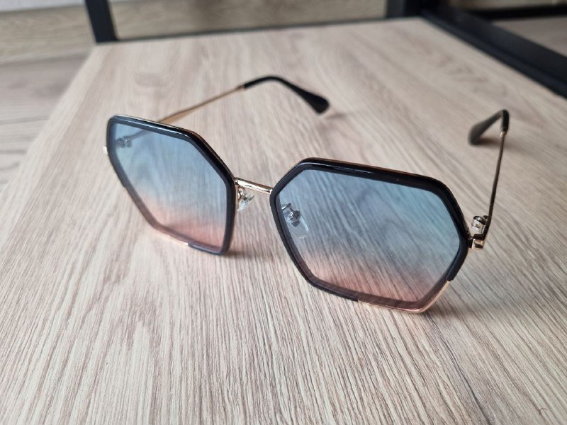 Чёрная сумка, солнцезащитные очки, чокер, ремень 7