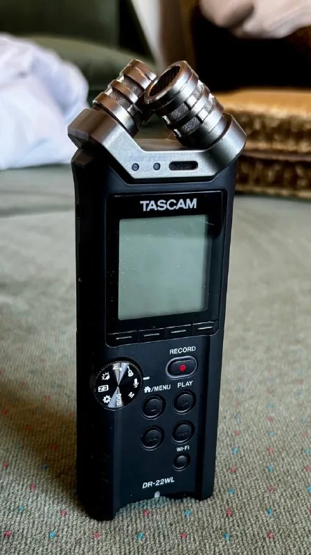 Портативный рекордер Tascam DR-22WL 1
