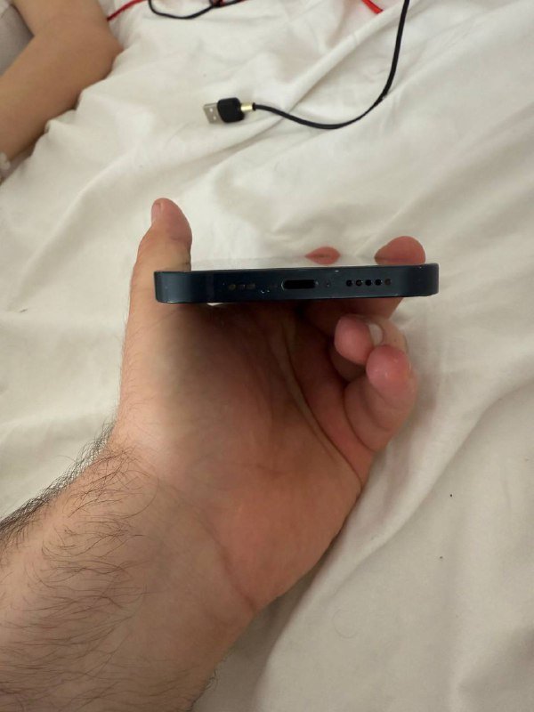 iPhone 13 128 GB в хорошем состоянии с чехлом и зарядкой 5