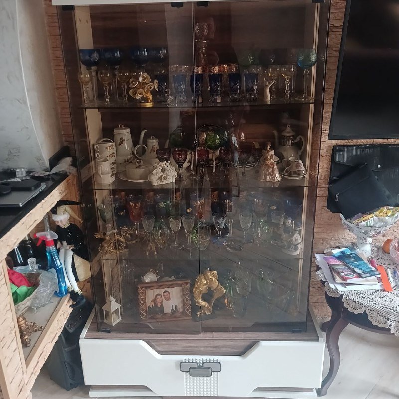 ვიტრინა თაროებით და დაბალ თუნდ