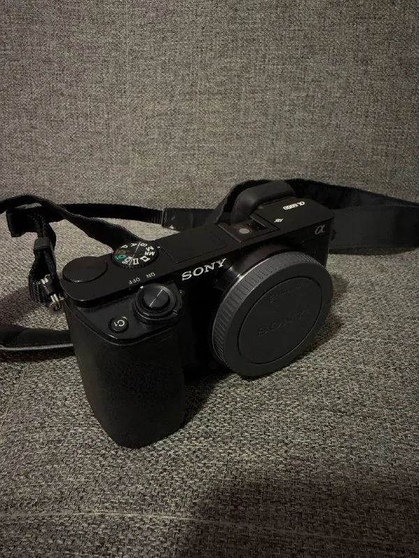 Sony Alpha 6000 camera, Sony E 35mm F1.8 OSS lens 1