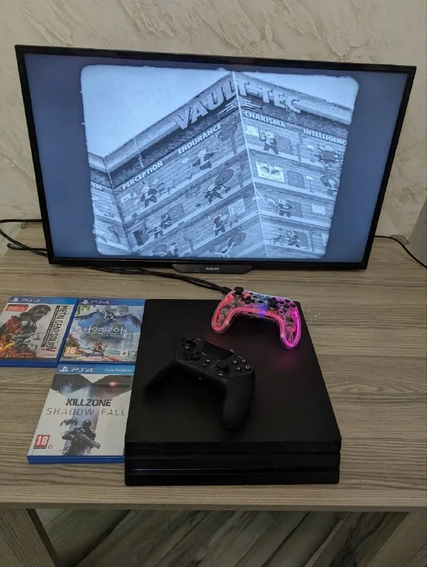 Sony PlayStation 4 Pro 1 ТБ із двома джойстиками 1