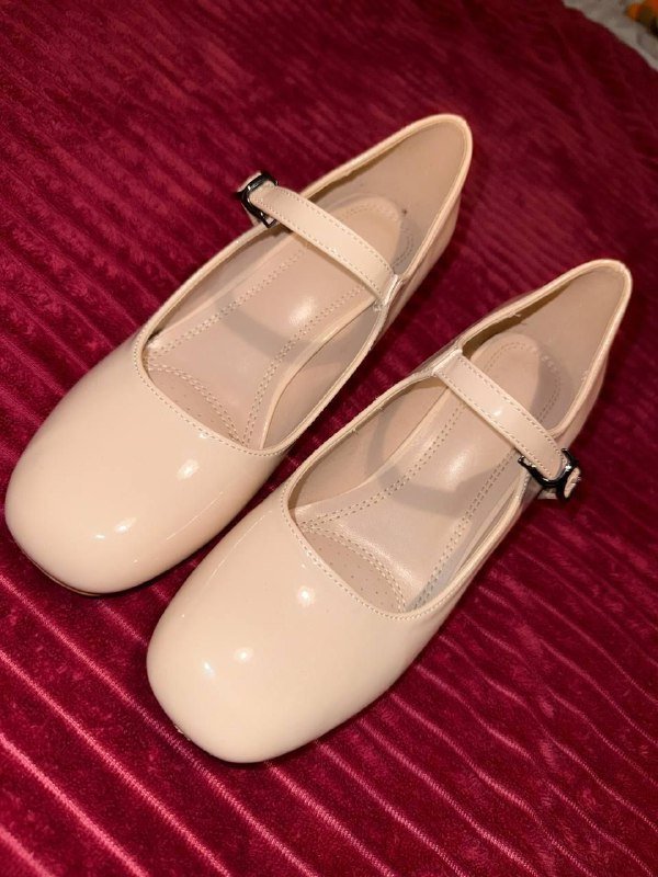 штаны, топы с длинными рукавами, бежевые туфли на каблуке 5