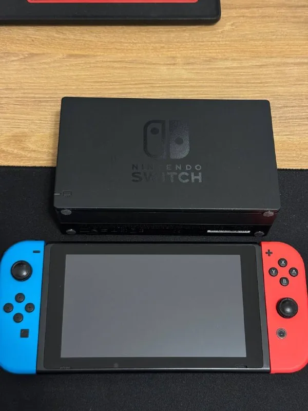 Nintendo Switch V2 HAC-001(-01) Console 1