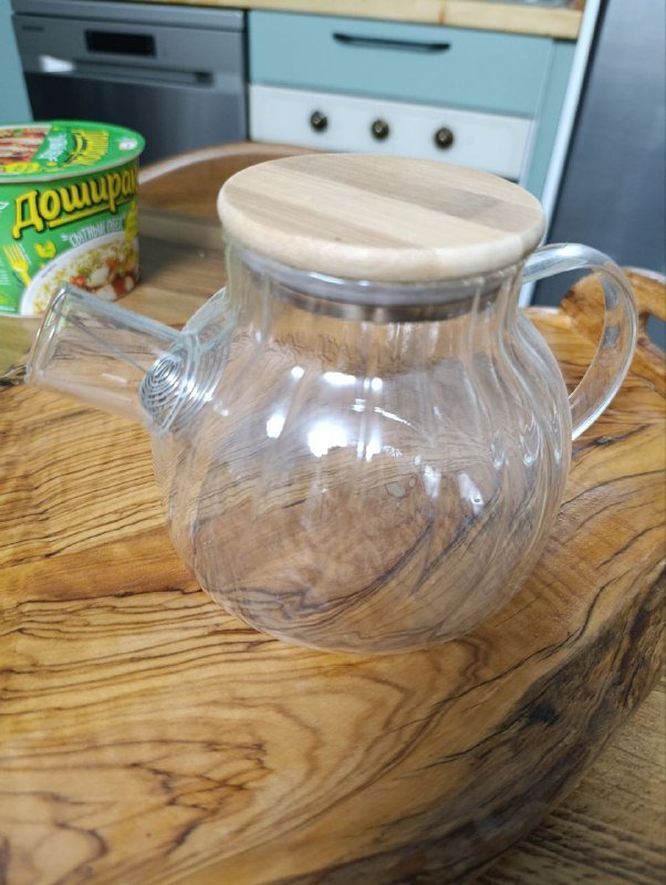 Стеклянный чайник с деревянной крышкой