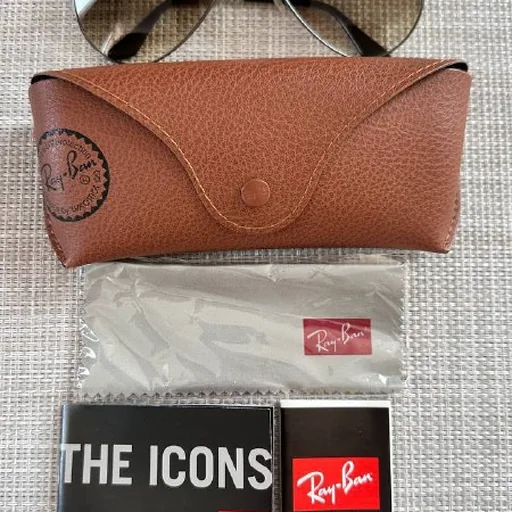 Очки Ray-Ban, флешки Verbatim, комбинезон, рубашка, джинсы