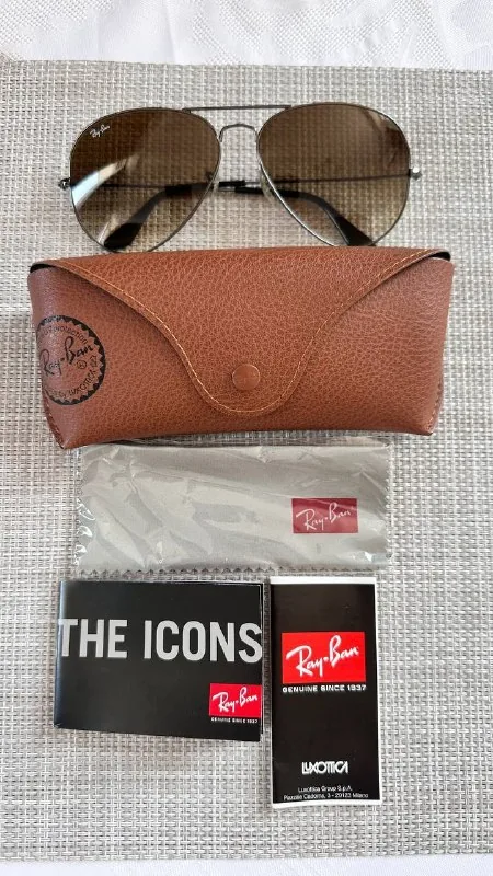 Очки Ray-Ban, флешки Verbatim, комбинезон, рубашка, джинсы 1