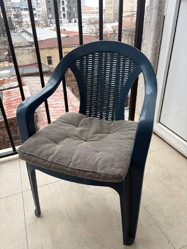 Цветы, столик jysk, пластиковый стул, картина панелька 4