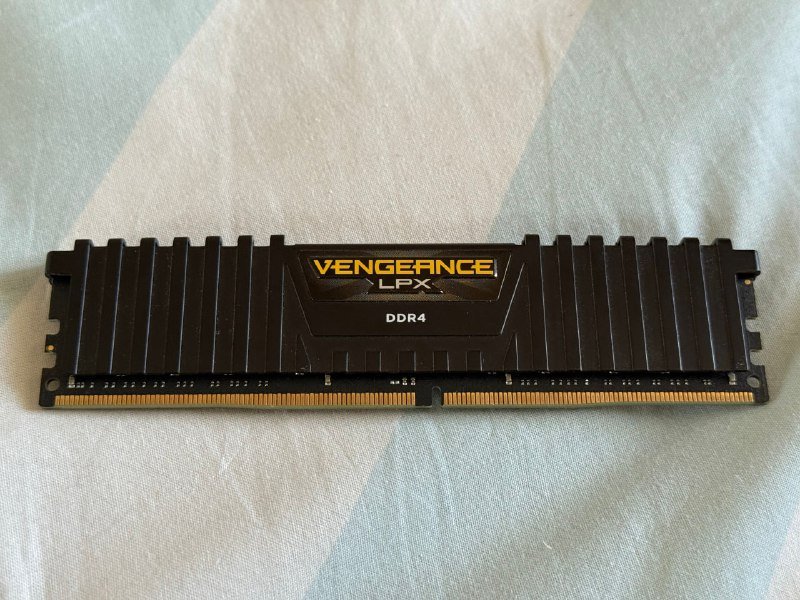 Оперативная память DDR4 16 Гб 2400 MHz