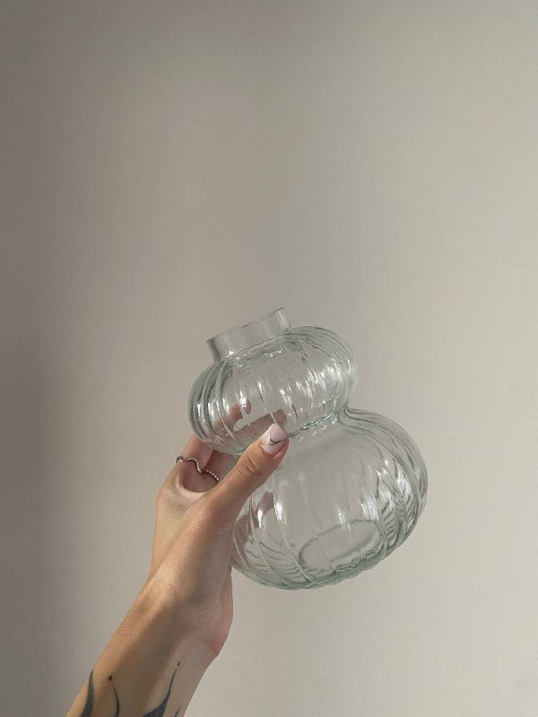 зеркало, стеклянные колбы, вазы, золотой поднос, сетка для фотографий, свечи в баночках 3