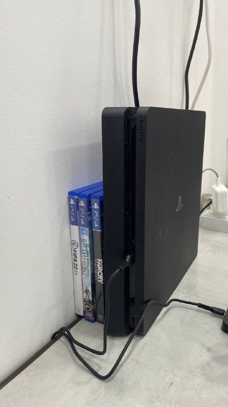 PlayStation 4 с играми, два геймпада, зарядная станция