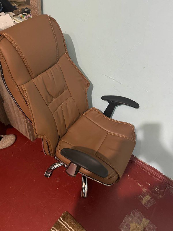 Кресло офисное коричневое