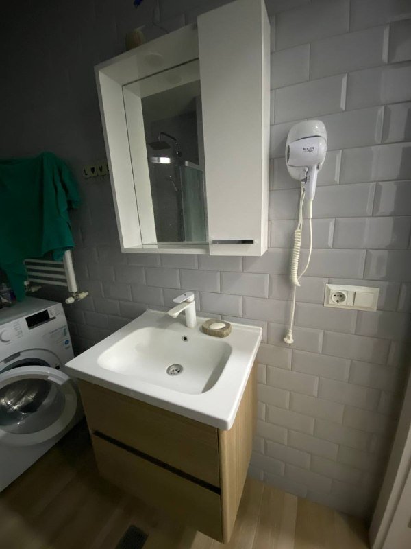 полка с зеркалом, тумба с раковиной, шкаф, пуфик, стулья регулировкой высоты