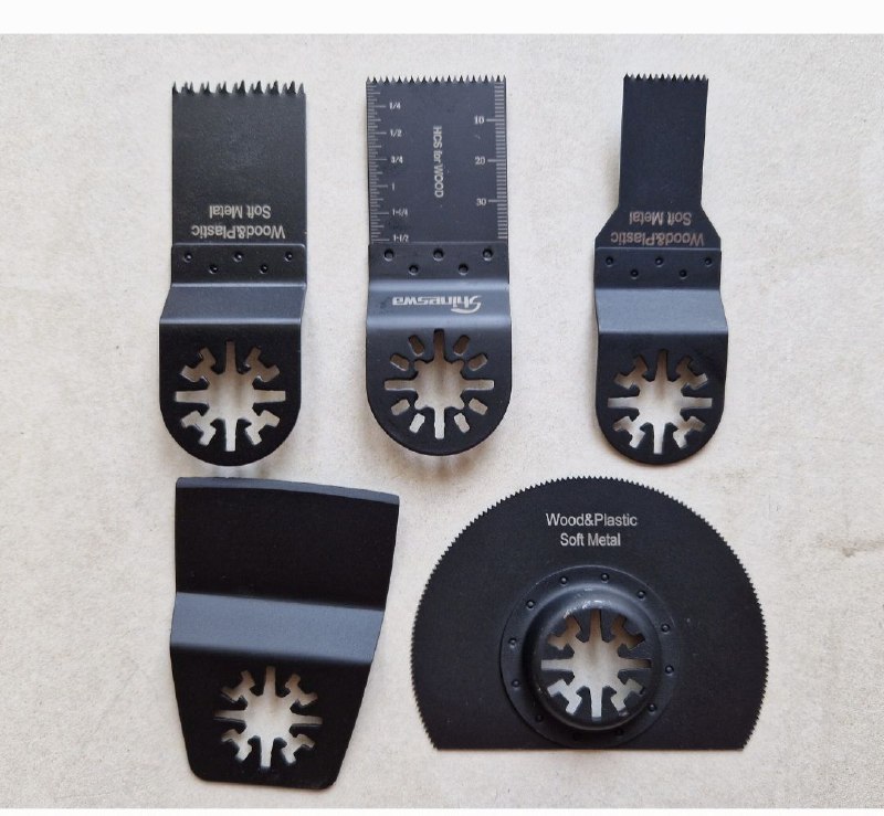 Фонарь Bosch GLI12v-300, Насадки для реноватора, Пылесос Bosch VAC120, Шуруповерт Bosch PS31, Батареи Bosch 12v 8