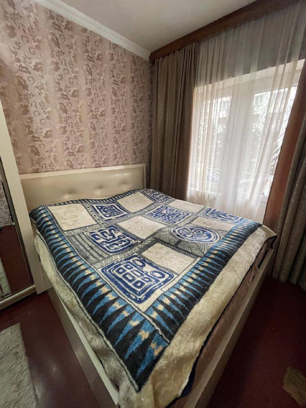 Мебель для спальни, ковер, стол деревянный, нарды, покрывало для кровати