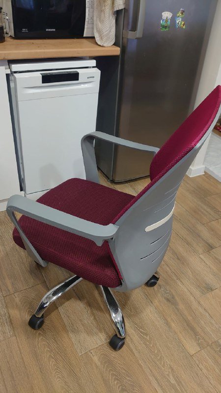 Компьютерный стол Domino, Компьютерный стол Jusk Gamer, Черное кресло, Бордовое кресло 6