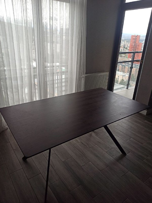 Стол с металлическими ножками