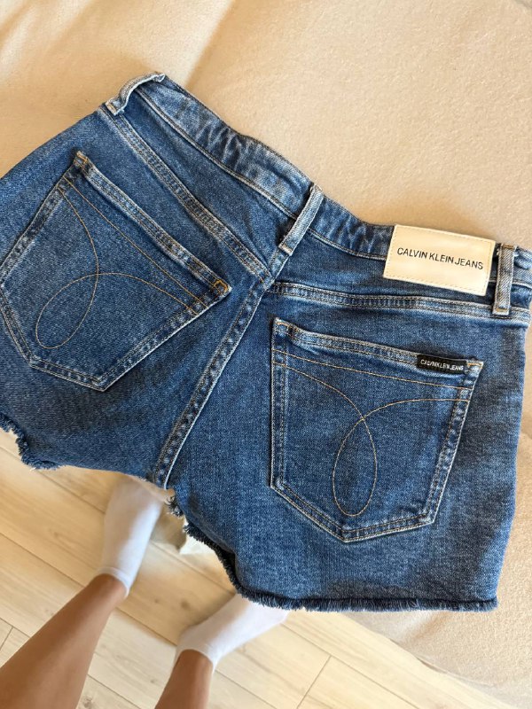Пальто Tommy Hilfiger, рюкзак, подушка IKEA, шорты Calvin Klein, босоножки Tommy Hilfiger 6