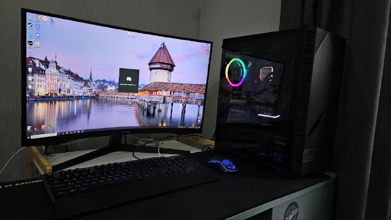 ПК Setup с монитором, клавиатурой, мышью, геймпадом