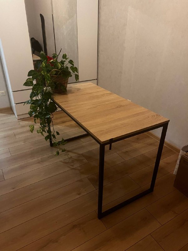 Рабочий стол, крепкий, размер 120*60