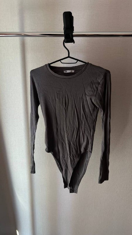 Белый свитшот, черный бомбер, клетчатая рубашка, черное платье, белая кофта, серый боди, теплая кофта 6