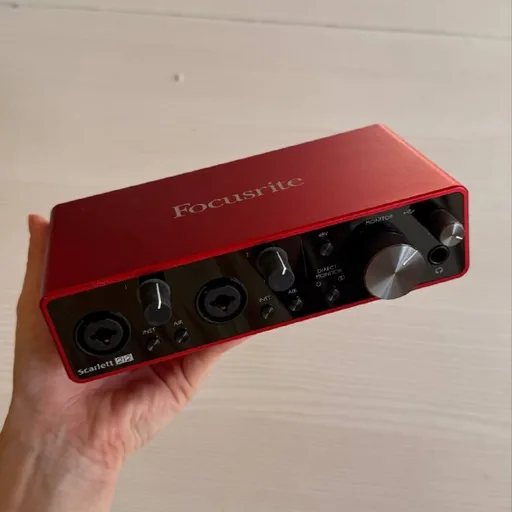 Focusrite Scarlett 2i2 аудиоинтерфейс