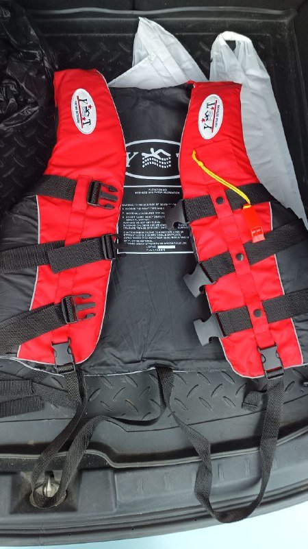 Спасательные жилеты и скейт 2